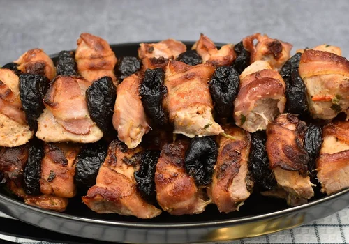 Szaszłyki z polędwiczkami i śliwką