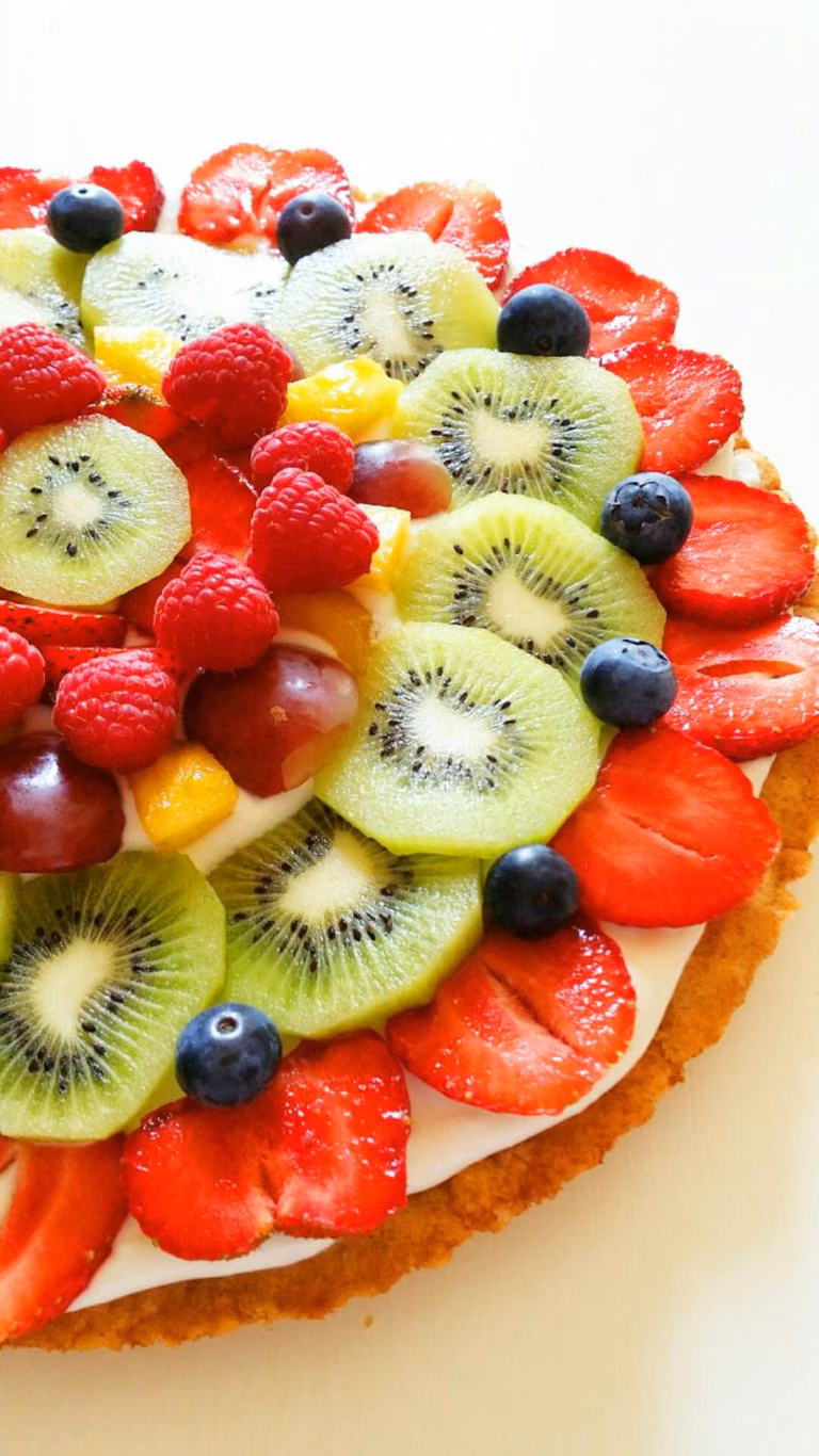 Tarta z owocami i serkiem