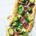 Tarta z kiełbasą i brukselką