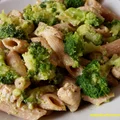Razowe penne z indykiem i brokułem w sosie jogurtowym