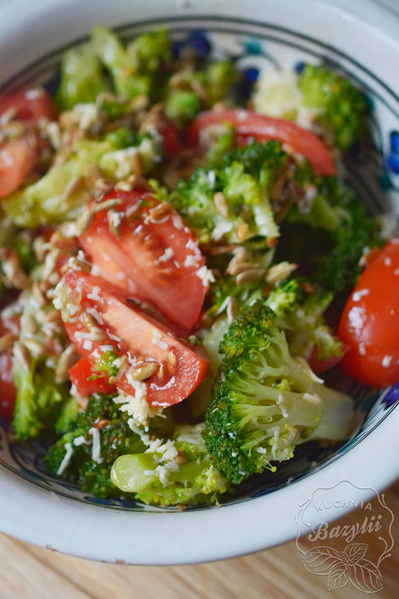Lekka sałatka z brokułem i pomidorem