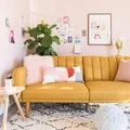 Żółta, odważna sofa