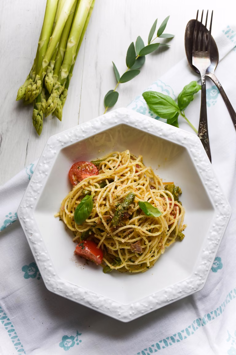 Spaghetti ze szparagami, orzechowym pesto z bazylią