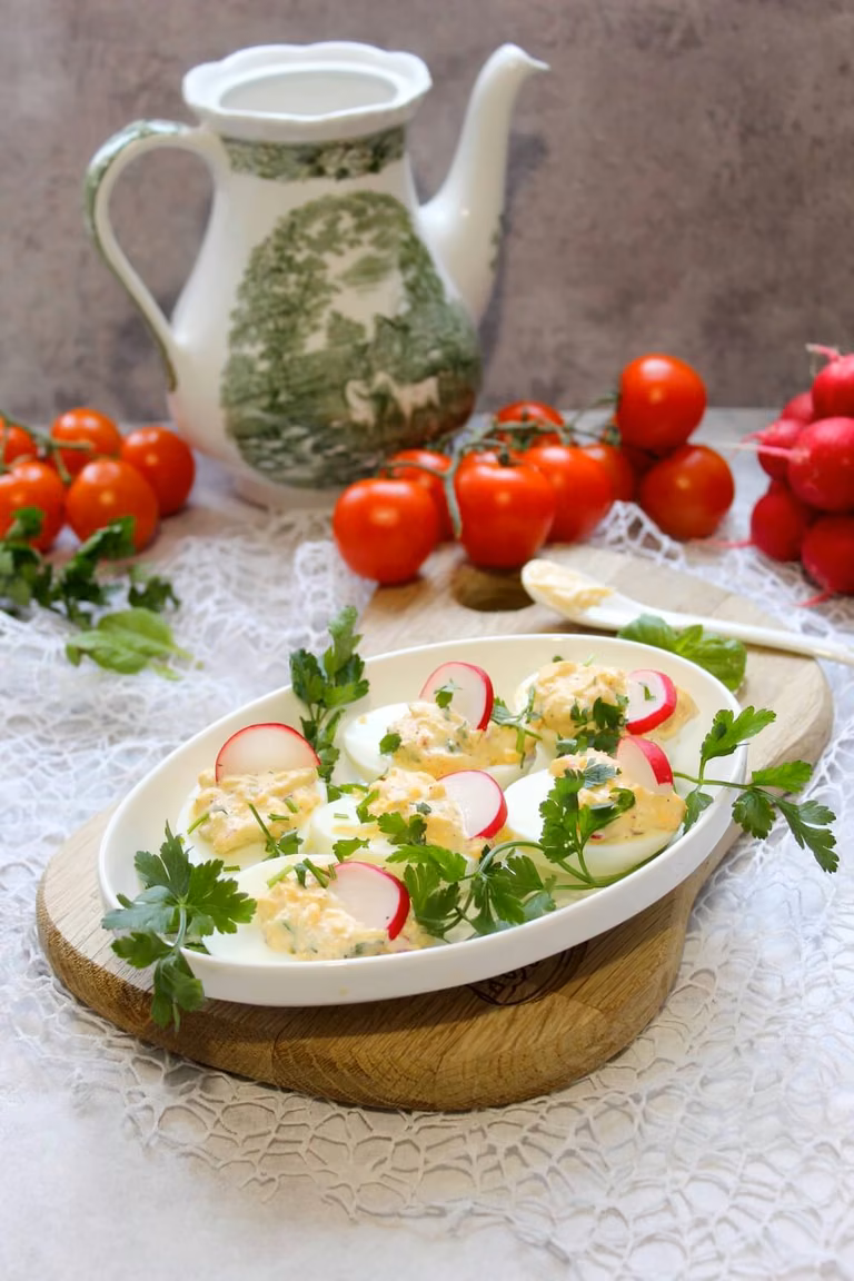 Faszerowane jajka z rzodkiewką