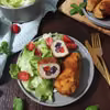 Roladki drobiowe z kabanosem, papryką i cebulą.