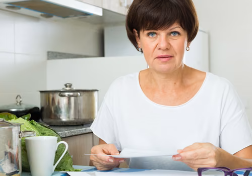 „Brat chce się budować na działce mamy i kazał mi zrzec się spadku. ‘Ty i tak nic nie potrzebujesz’ - usłyszałam.” - pisze Aneta [LIST]
