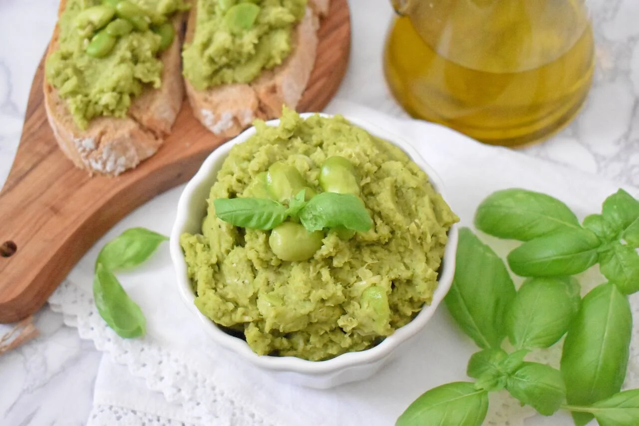 Pasta kanapkowa z bobu i pesto z bazylii