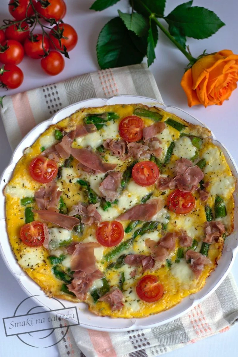 Omlet ze szparagami, mozzarellą i szynką parmeńską