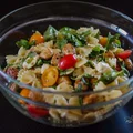 Farfalle z mozzarellą, rukolą, pomidorkami i grillowanym kurczakiem