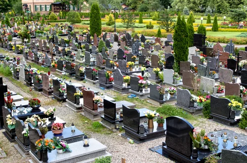 Czy ksiądz może odmówić miejsca na cmentarzu?  Kodeks Kanoniczny vs. Prawo Polskie