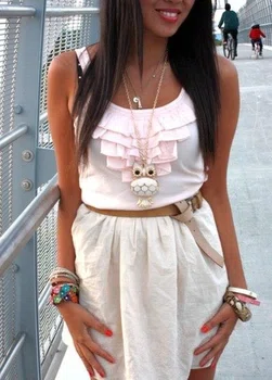 Biała sukienka, idealnie podreśli opaleniznę