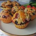 Muffinki jogurtowe z owocami i kruszonką