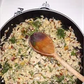 Szybki koperkowy smażony ryż z jajkiem i pieczarkami