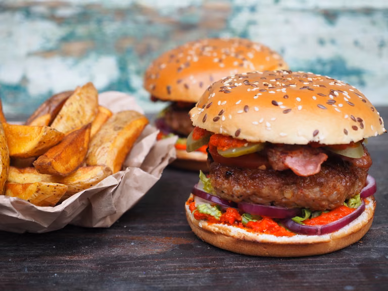Hamburger wieprzowy z ajvarem
