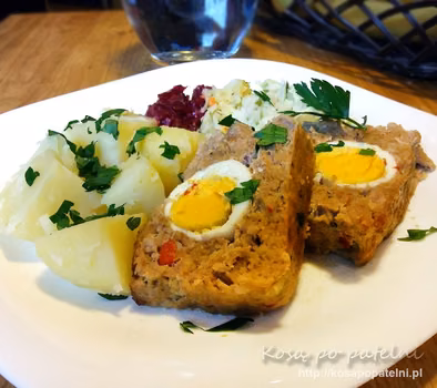 Klops z jajkiem i papryką