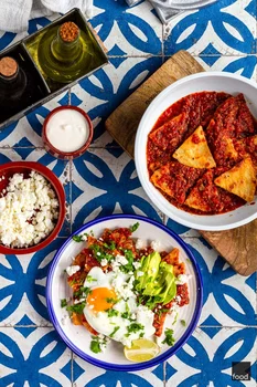 Chilaquiles rojos - typowe meksykańskie śniadanie