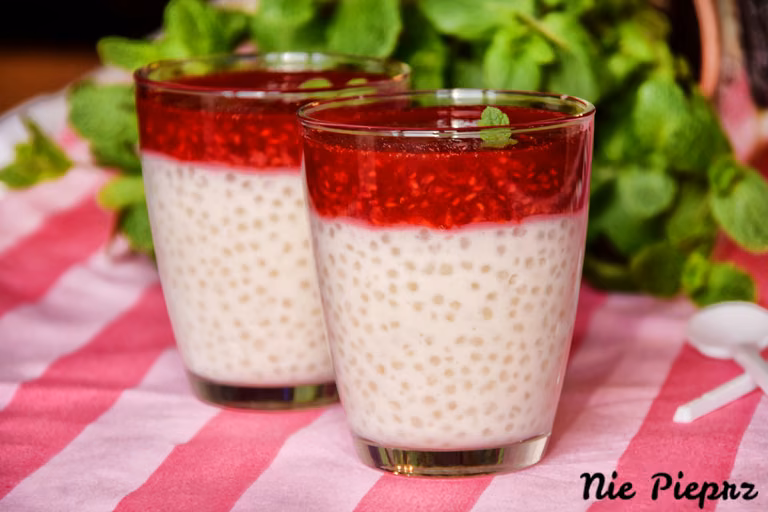 Kokosowy pudding z tapioki z malinami
