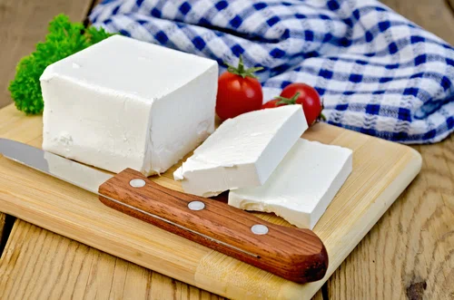 Jak przedłużyć świeżość białego sera?