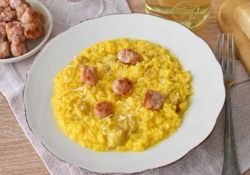 Włoskie risotto alla monzese z szafranem i kiełbasą salsiccia