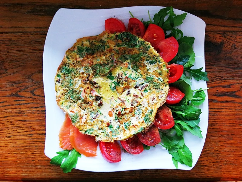 Omlet z łososiem, rukolą i suszonymi pomidorami