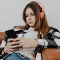 „Dzieci chcą TikToka, a ja nie wiem, jak je chronić w internecie.” – pisze Monika