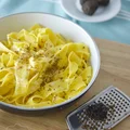 Makaron z czarnymi truflami w sosie śmietanowo-serowym