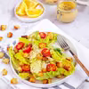 Sałatka Cezar z pomidorkami koktajlowymi i chrupiącymi grzankami - food²