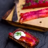 Gravlax - łosoś peklowany w soli morskiej z buraczkami, fenkułem i koperkiem