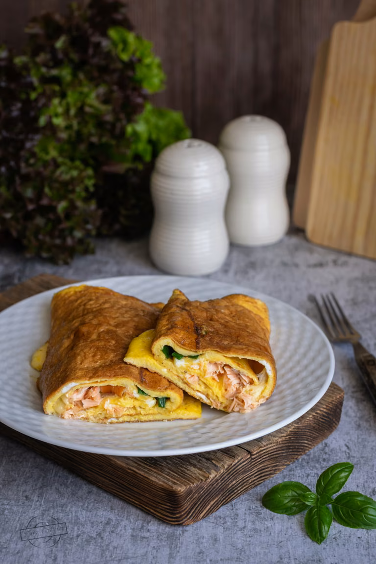 Rolowany omlet z łososiem, serem i szczypiorkiem