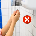 Nie susz rąk w publicznej toalecie w ten sposób!