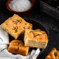 Focaccia na zaczynie poolish z rozmarynem