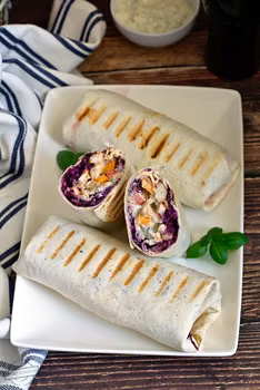 Tortilla kebab z czerwoną kapustą