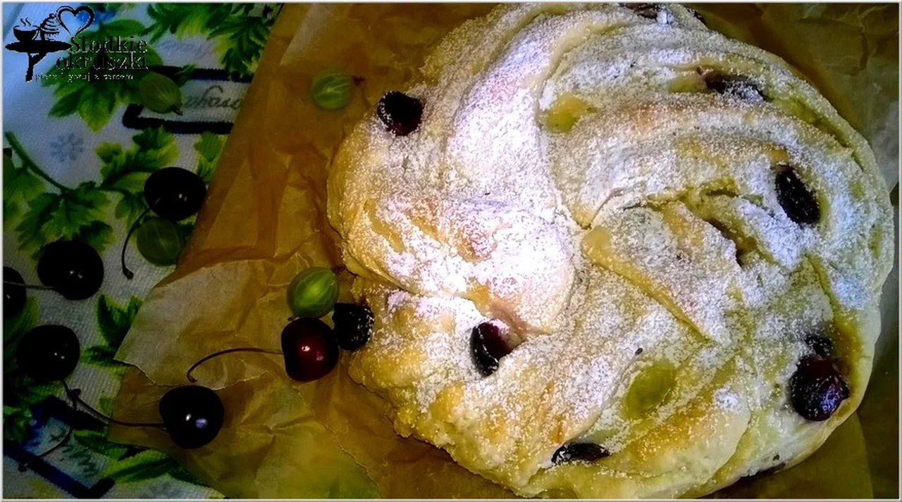 Drożdżowe ciasto. Drożdżowy wieniec z nadzieniem serowo kokosowym i owocami http://www.slodkieokrus