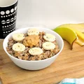 Bananowa owsianka z chia i masłem orzechowym