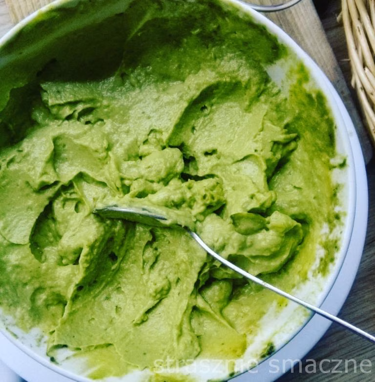 Pasta z awokado i jajek