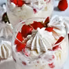 Eton Mess, czyli bita śmietana z truskawkami i bezami