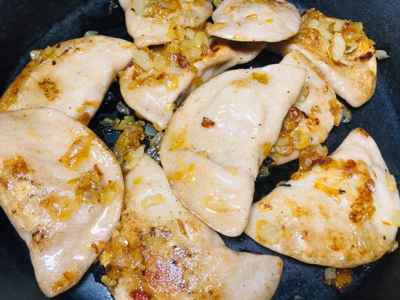 WIGILIA: PIEROGI Z KAPUSTĄ I BOCZNIAKAMI