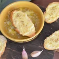Zupa cebulowo-porowa z grzanką serową