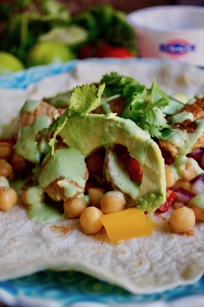 Tortilla z Ciecierzycą,  Kurczakiem z Sosem  Limonkowo- Kolendrowym