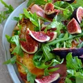 Pizza z figami, rukolą i szynką dojrzewającą