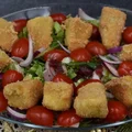 Imprezowa sałatka z serem camembert