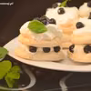 Mini torciki bezowe z bitą śmietaną i mrożonymi owocami aronii