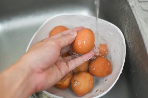 Woda po ugotowanych jajkach to nieoczekiwany bohater Twojego domu! Przeczytaj, zanim ją wylejesz!