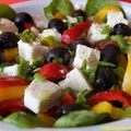 Paprykowa sałatka ze szpinakiem i fetą