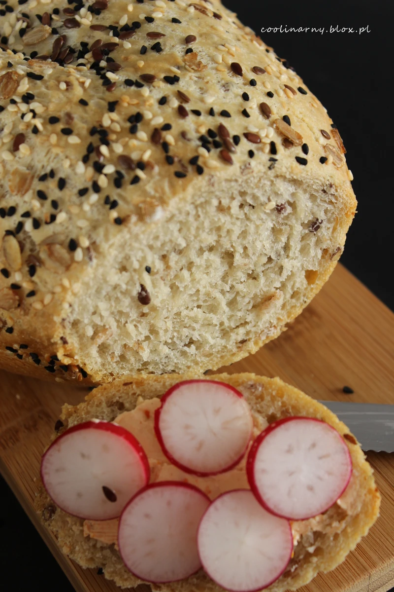 Chleb orkiszowy na drożdżach z ziarnami