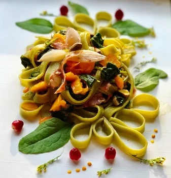 Tagliatelle ze szpinakiem, żółtymi pomidorami i salami