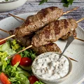 Grillowane kofty z sosem z marynowanymi grzybkami