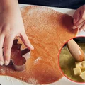 Dlaczego nie warto dodawać gorącego masła do masy piernikowej? Pęknięcia gwarantowane!