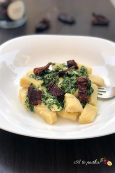 Domowe gnocchi w sosie szpinakowym z fetą