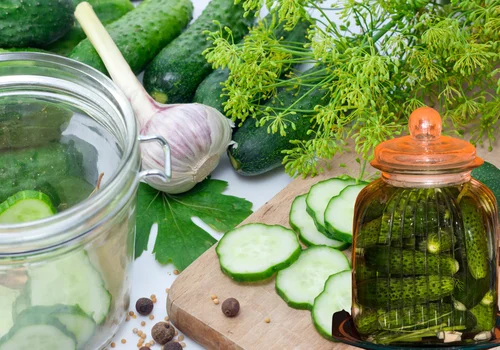 Zalej ogórki tą marynatą i odstaw na 5 minut. Smakują jak kiszone, ale są błyskawiczne!